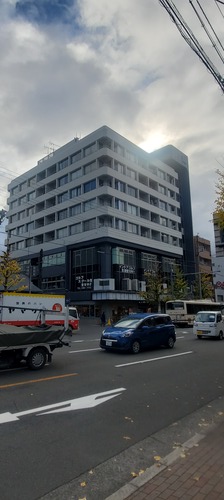 京都市左京区で外壁塗装が完了したビル外観