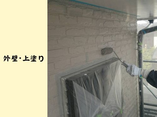 京田辺市Y様邸の外壁塗装で上塗りを行っている様子