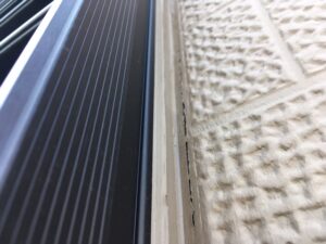 サッシ周りのコーキング割れの様子|京都市H様邸の劣化診断