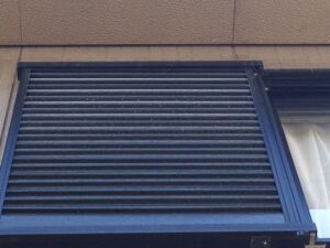 雨戸の色あせと劣化の様子|京都市H様邸の外壁調査