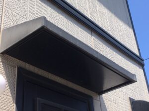 玄関庇の雨筋汚れと色あせ|京都市H様邸の現地調査写真