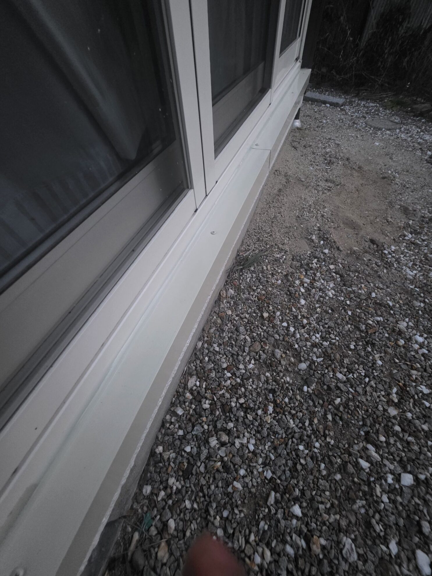 戸袋撤去後に板金被せ工事が完了した施工後の様子