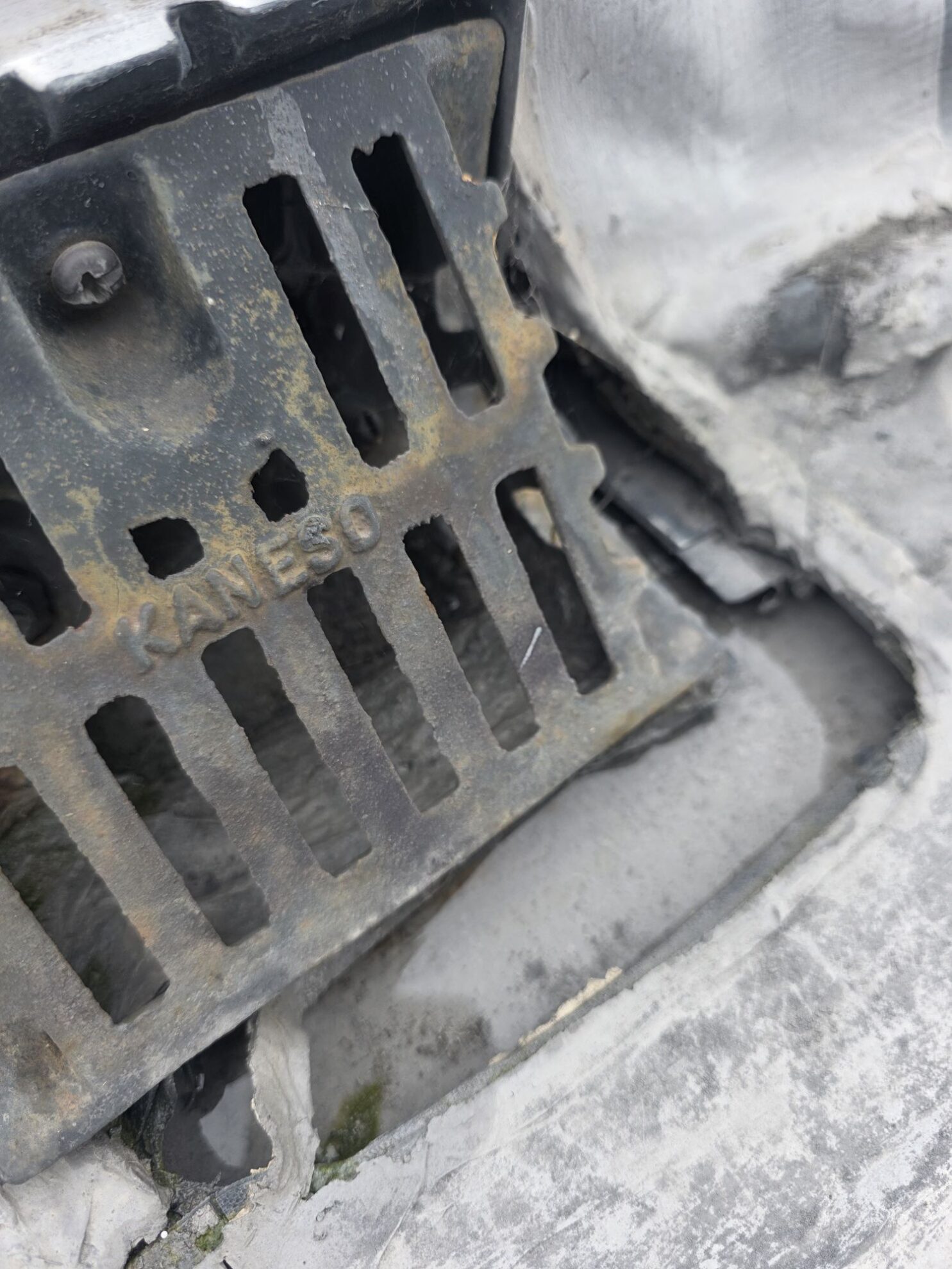 マンション屋上のドレン(排水口)廻りの防水層が破断している劣化状態の現場写真