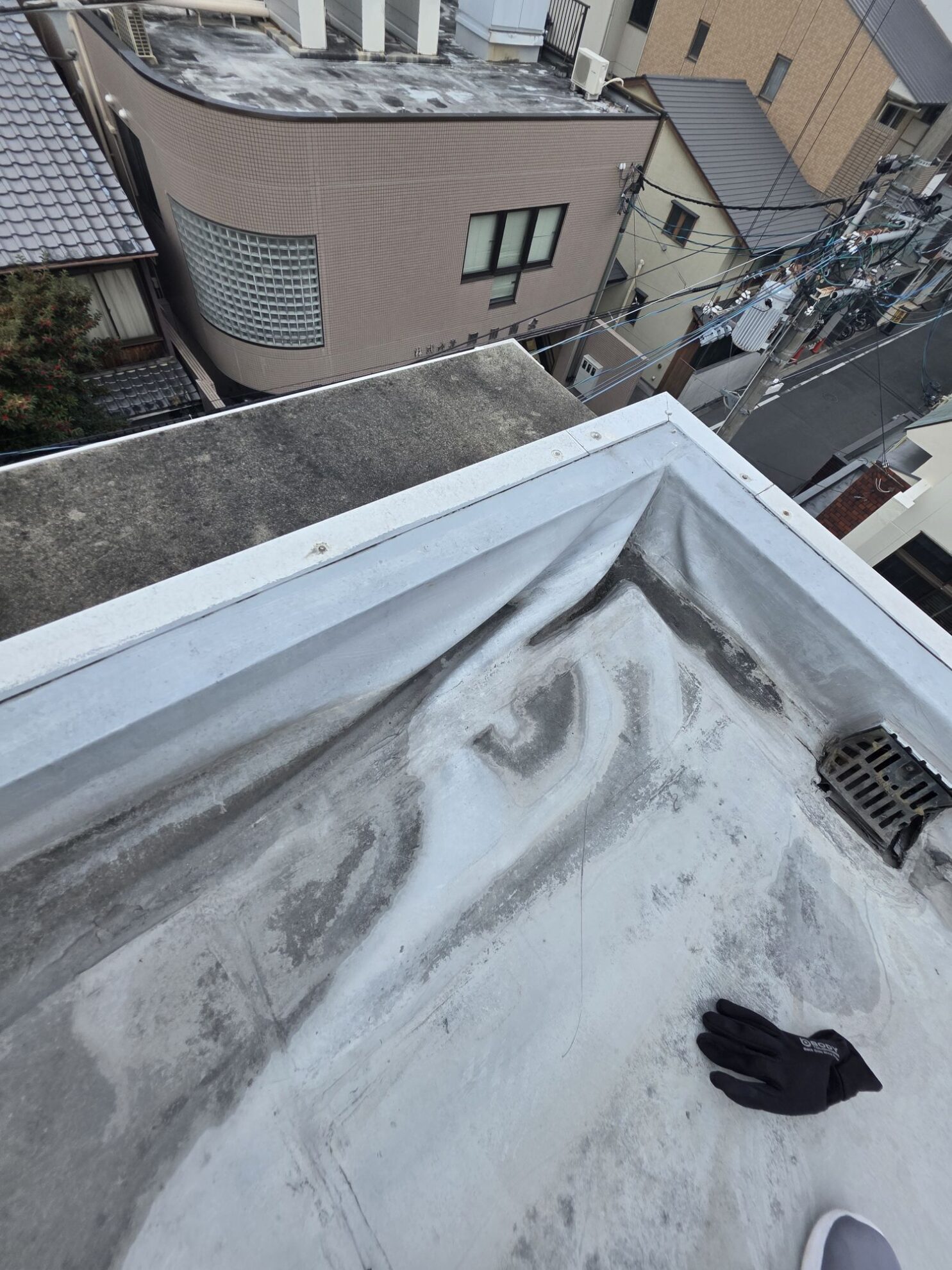 マンション屋上のシート防水が浮き上がっている劣化状態の現場写真