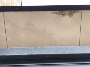 軒天(のきてん)の変色・汚れ・剥がれが見られる劣化状態