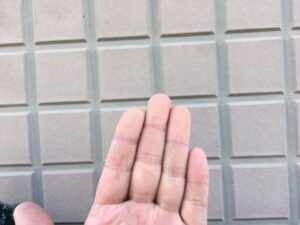 外壁を手で触るとチョーキングで白い粉がつく劣化サインの確認