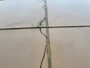 外壁のひび割れとコーキングの劣化が同時に発生している状態