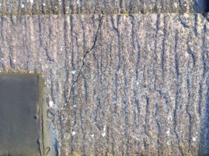 築20年の屋根材に発生したクラック(ひび割れ)の劣化状態