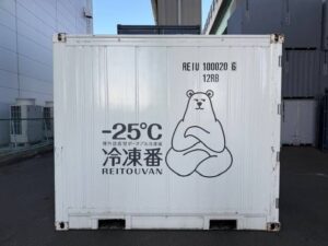 施工前 コンテナ正面・側面 色あせと看板シート劣化の状態