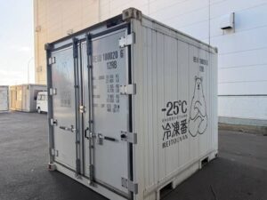 施工前 コンテナ背面 色あせと看板シートの劣化状態