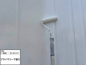 コンテナ屋根 プライマー下塗り施工中