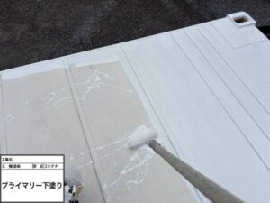 コンテナ外壁 プライマー下塗り施工中