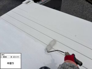 コンテナ外壁 中塗り施工中