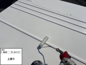 コンテナ屋根 上塗り(遮熱シリコン塗装)施工中