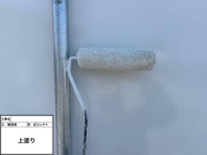 コンテナ外壁 上塗り(遮熱シリコン塗装)施工中