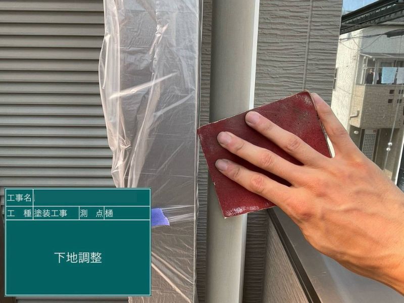 京都市S様邸のシャッターボックスに上塗りを行っている様子