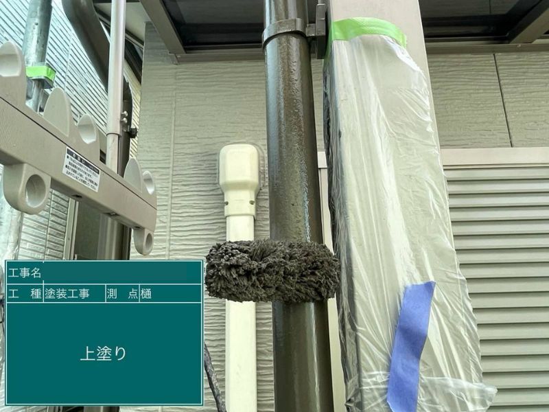 京都市S様邸の雨樋に上塗りを行っている様子