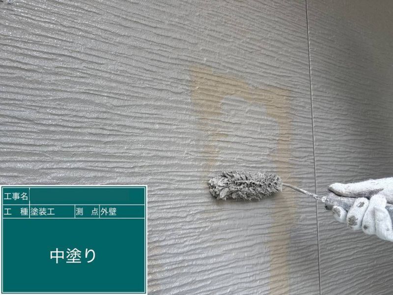 京都市S様邸の外壁塗装で中塗りを行っている様子