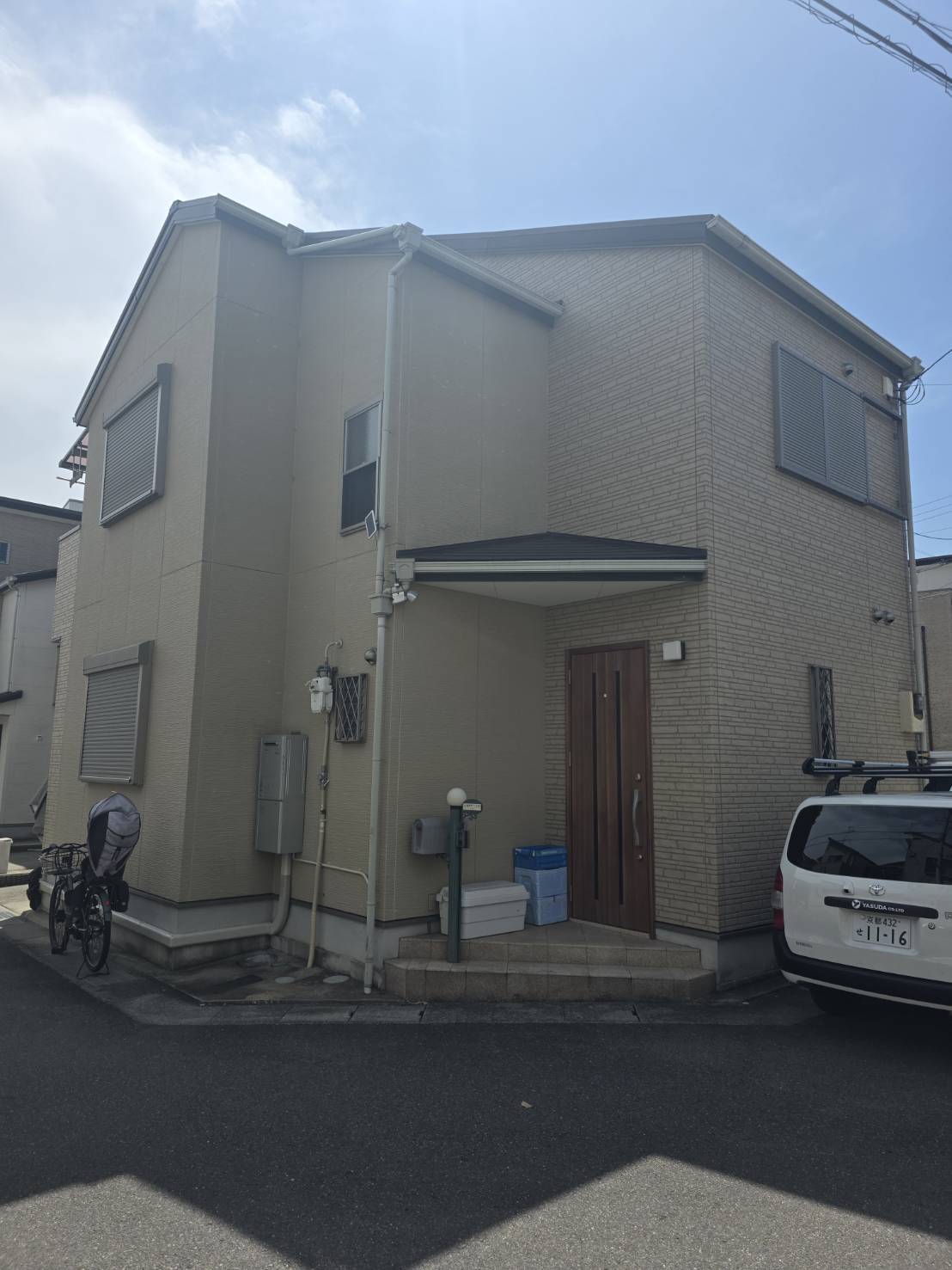京都市S様邸で外壁塗装と屋根塗装を行う前の住宅全景