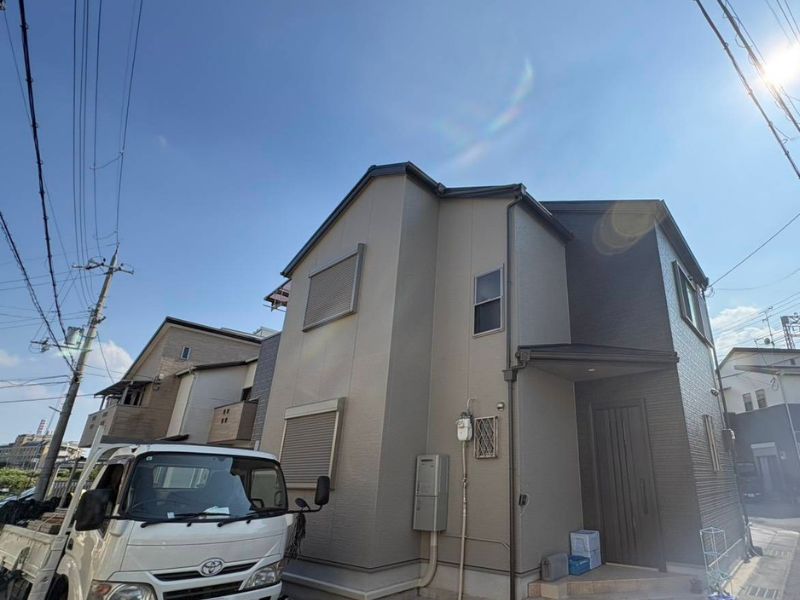 京都市S様邸を22-60Bと22-30Bで塗装した玄関側の完成外観