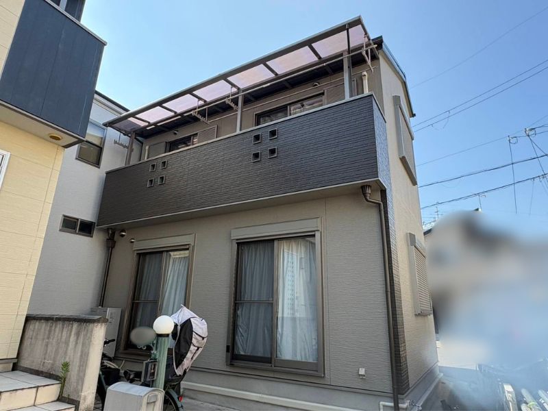 京都市S様邸の外壁塗装と屋根塗装が完了した正面側の外観